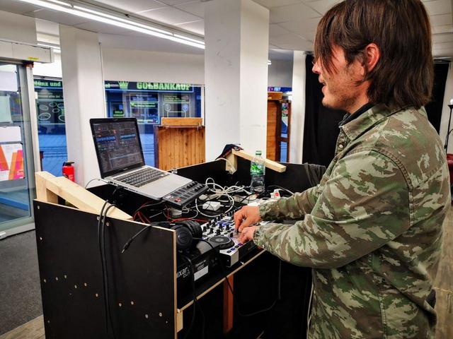 DJ Trainma begleitete die Veranstaltung musikalisch. | Foto: Galerie