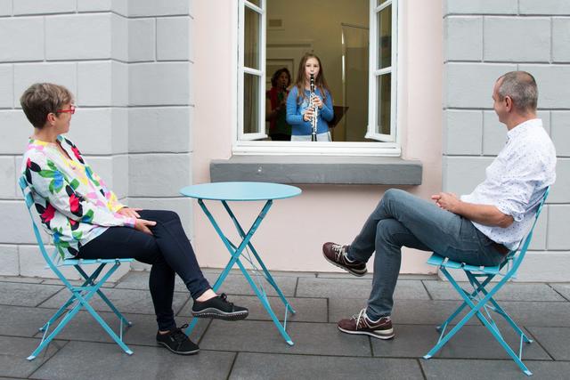 Bei Fensterkonzerten präsentieren die Schülerinnen und Schüler coronakonform ihr musikalisches Können.
