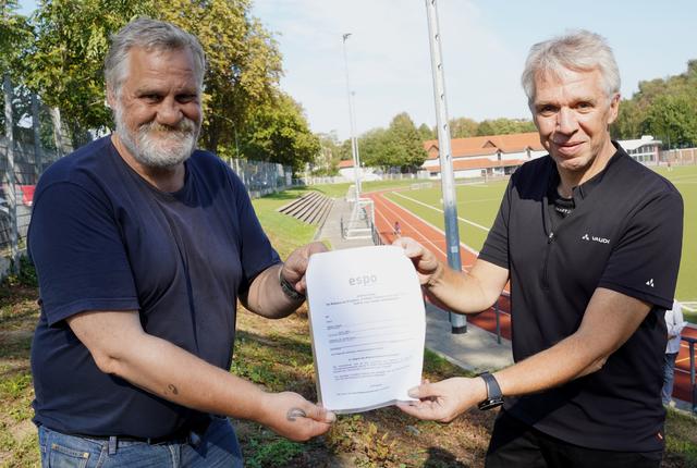 Platzwart Harald Weiß und ESPO-Vorsitzender Jochen Sander präsentieren den Arbeitsvertrag.
Foto: OB