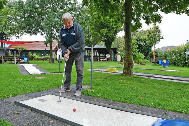 Peter Siebers pflegt mit seiner Frau Irene die Anlage am Grünen Weg. Die Anlage sei ein Vorbild für den Gocher Stadtparkverein sagt der Vorsitzende Thomas Claaßen.Foto: Steve