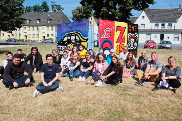Diese Kunstwerke mit Aussagekraft haben Janusz-Korczak-Gesamtschüler im Volkspark Batenbrock im letzten Jahr gesprayt. Normalerweise werden solche Tafeln nach einer bestimmten Zeit übermalt. Aber nicht diese: Der Schulleiter hat sie eingekauft und jetzt zieren sie die Schule an der Horster Straße.
