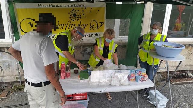 Die regelmäßigen Essen-Ausgaben am Dinslakener Bahnhof werden dankend angenommen.