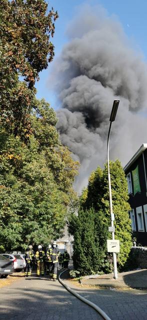 Schwarze Rauchwolken zogen beim Brand einer Motorradwerkstatt über Lütgendortmund.