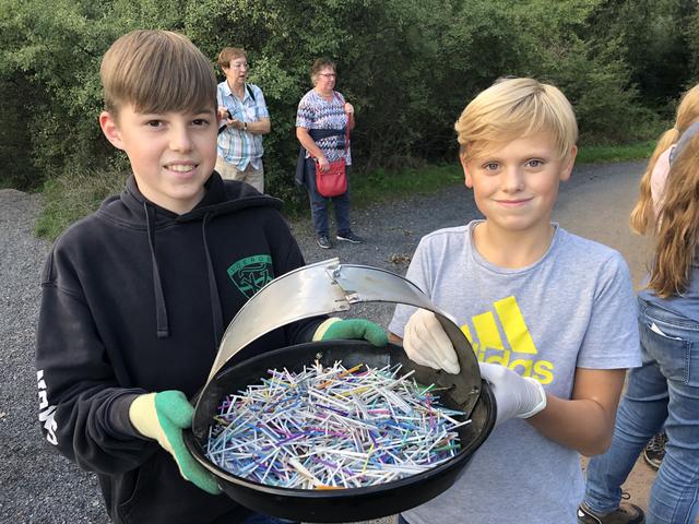 Simon und Finn haben einen alten Grill gefunden und kurzerhand zu einem Korb umfunktioniert, in dem sie mühselig aus dem Schwemmgut Ohrenstäbchen gesammelt haben.