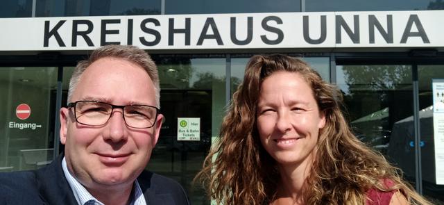 v.l. Carsten-André Gey und Tanja Hesse vor dem Kreishaus Unna