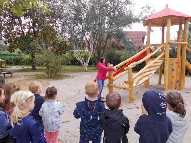 Seit einigen Tagen ist der neue Kletterturm die große Attraktion im Katholischen Kindergarten St. Peter und Paul.
