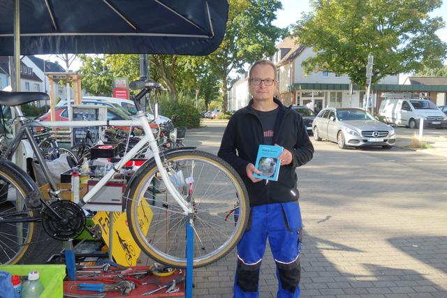 Der Essener Allround-Marktmagnet Frieder Busch kennt sich nicht nur mit "Gummi und Luft" aus, er kann Pädagogik - war Sonderschullehrer- zieht mit Gesang, Gitarre auf Festen Fans an. Neuer Clou: Seine Fahrrad-Schrauber-Fibel, mit unterhaltsamem Fahrradwissen.  | Foto: Schattberg