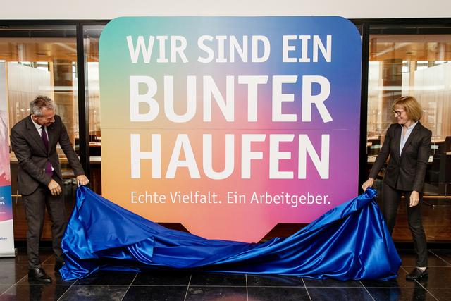 Feierlich enthüllt wurde das Logo der Kampagne von Oberbürgermeister Frank Baranowski und Personaldezernentin Karin Welge.