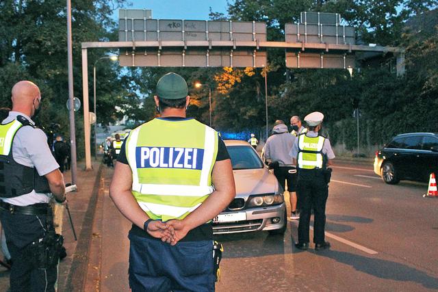 Foto © Jürgen Thoms - Bunt gemixt aus der Serie: Schwerpunktverkehrskontrolle der Kreispolizeibehörde Unna - Einsatzkräfte zogen am Freitagabend am Beethovenring zwischen Ringtunnel und Polizwache Fahrzeuge nicht nur zur technischen Überprüfung aus dem Verkehr