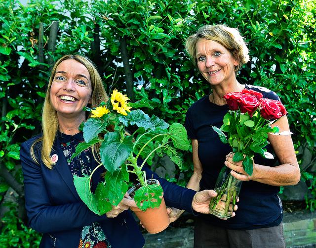 Der Blumentausch wurde schon vollzogen: SPD-Bürgermeisterkandidatin Bettina Weist (links) durfte sich über die als Grünen-Symbol bekannten Sonnenblumen freuen, die Grünen-Vorsitzende Simone Steffens im Gegenzug über einen Strauß roter Rosen.