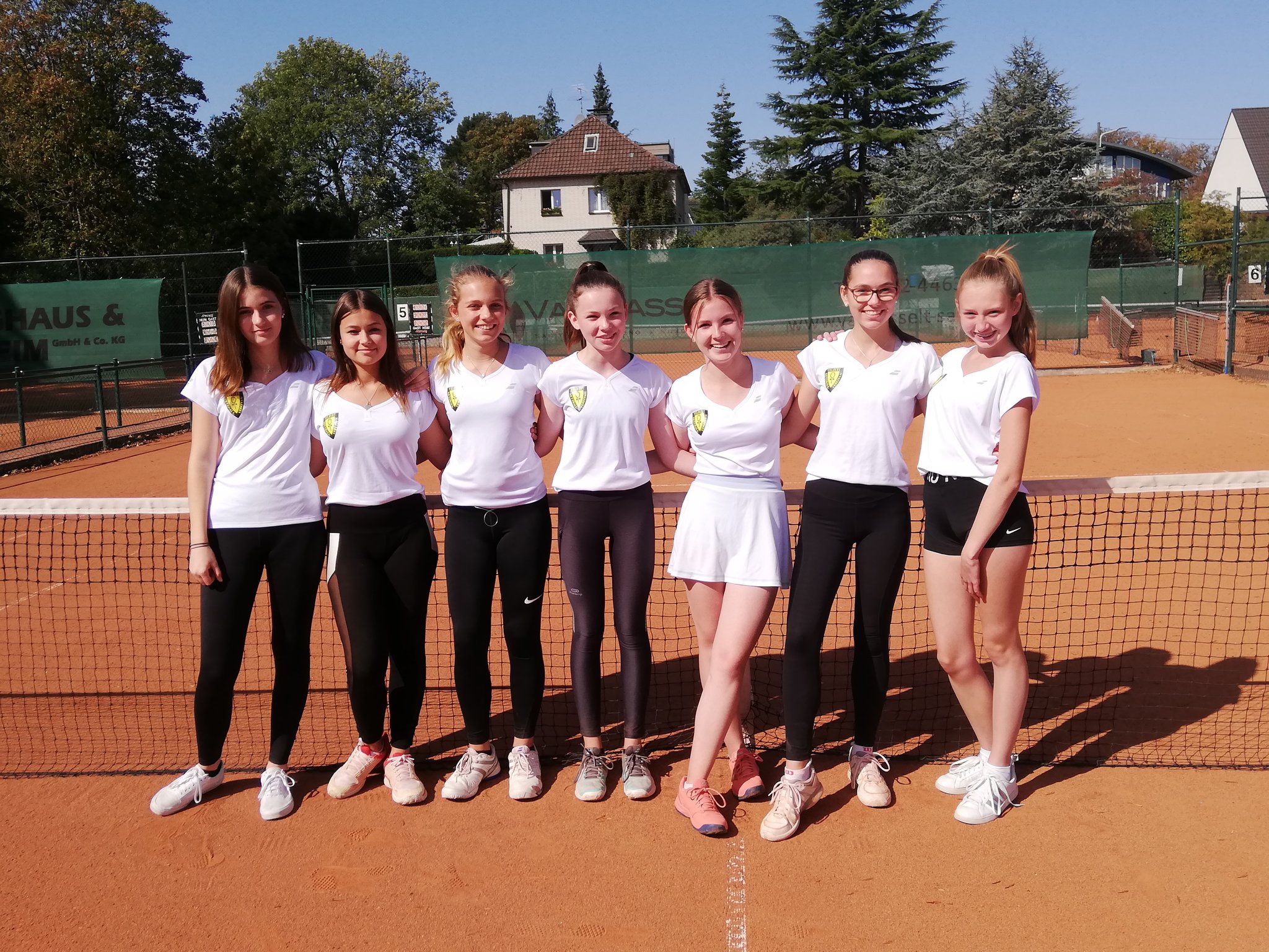 Tennis im Netzballverein Sonniger vorletzter Spieltag mit hohen Siegen und BrezelSpaß im