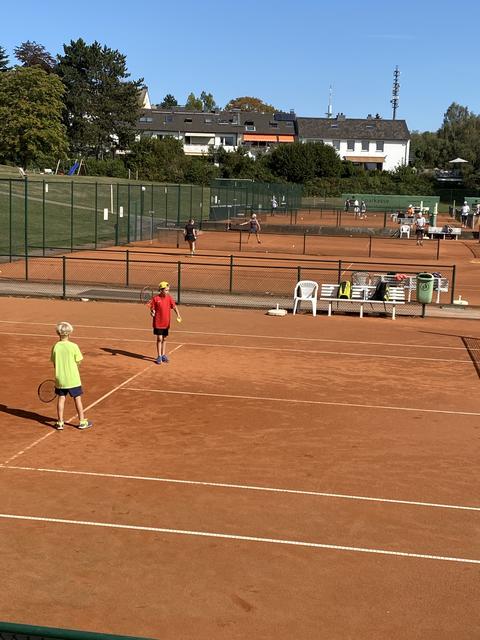Beim Brezeltunrier stand der Spaß im Vordergrund: Kinder, Jugendliche und Erwachsene haben in wechselnden Doppel und Mixed gespielt und später die Sonne und leckeres vom Grill genossen.