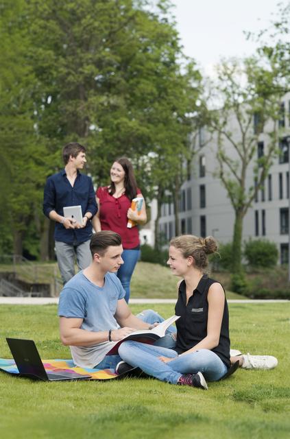 Jobsuche mal "Open Air". Die jungen Leute bekommen auf der Ausbildungsmesse Infos aus erster Hand.
