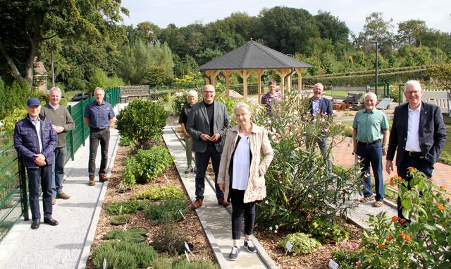 Landrat Cay Süberkrüb (r.) eröffnete den Apothekergarten gemeinsam mit Birgit und Ulrich Braun von der Van Eupen Stiftung und dem Team des Kreisgartenbaulehrbetriebs.
