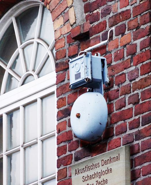 Die Schachtglocke an der Parkhauszufahrt zum Einkaufszentrum in der Evinger Mitte.