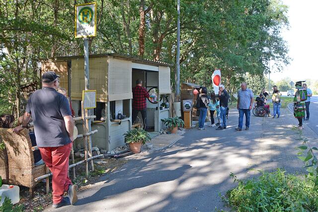 Viele Passanten kamen neugierig näher, um das Teehaus zu begutachten.
