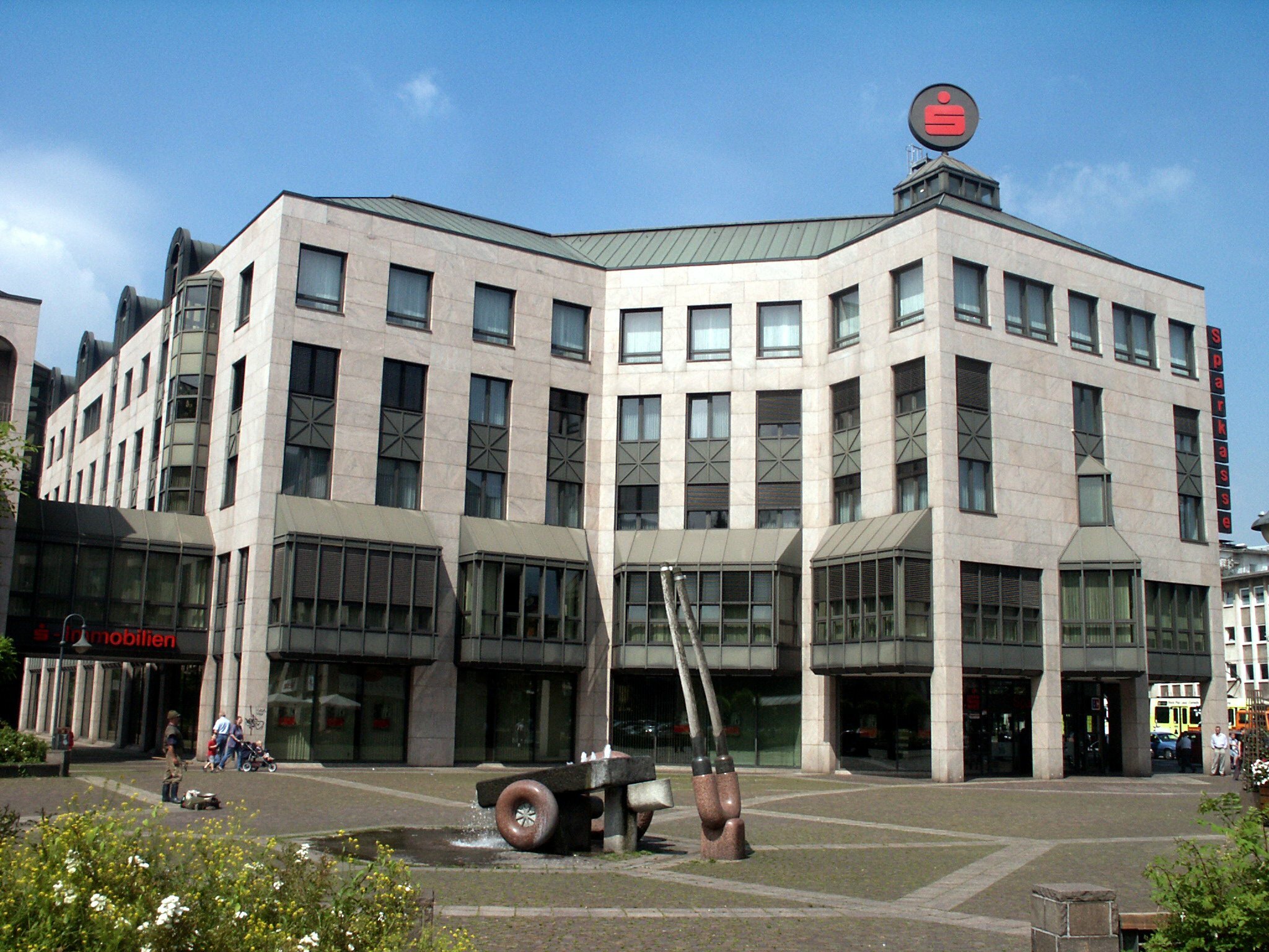 Mitarbeiter der Sparkasse Essen und Mülheim streiken Ver.di