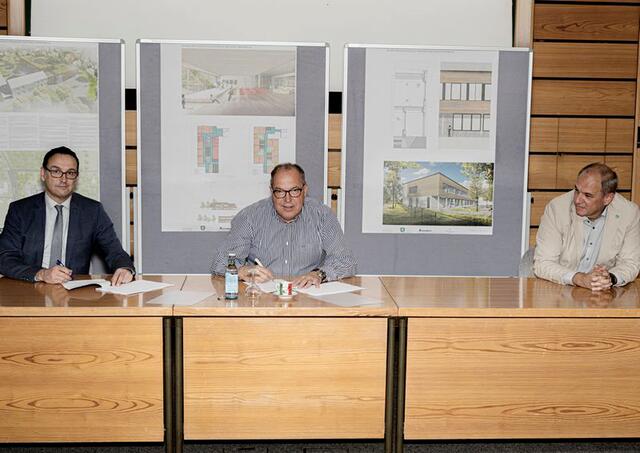 Vertragsunterzeichnung zum Neubau der Grundschule Mehrhoog im Ratssaal der Stadt Hamminkeln (v. l.): Geschäftsbereichsleiter der GOLDBECK Public Partner Carsten Hense, Bürgermeister Bernd Romanski, Vorstandsbereichsleiter IV Bernhard Payer