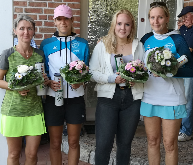 Finalteilnehmerinnen Damen Doppel: Marion Ruppert mit Simone Fischer und Winja Poggenmöller mit Barbara Poggenmöller. Foto: Privat