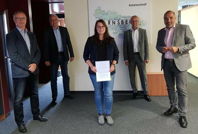 Die Bürgermeister Hubert Wegener (Ense) und Ralf Paul Bittner (Arnsberg), die von den Kämmerern Alois Langesberg (Ense) und Peter Bannes (Arnsberg) begleitet wurden, unterzeichneten jetzt den Kooperationsvertrag. Für die Stadt Ense war zudem Corinna Voß, Leiterin der Stadtkasse, dabei.