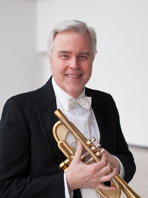 Trompeter David Tasa springt für Flötist Klaus-Peter Riemer ein.