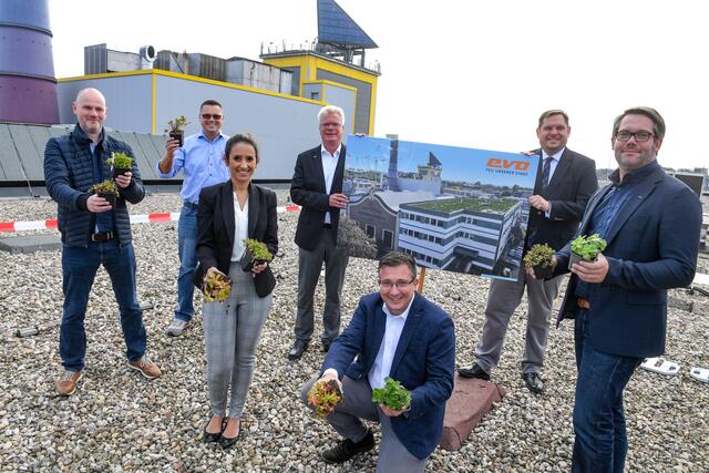 Das Bild vom offiziellen Startschuss zur Dachbegrünung zeigt (v.l.n.r.): Maik Ballmann (Stadt Oberhausen), Michael Schulz (evo AG), Samaneh Naseri (Emschergenossenschaft), Hartmut Gieske (evo AG), Andreas Giga (Emschergenossenschaft), Oberbürgermeister Daniel Schranz und Christian Basler (evo AG). Foto: evo