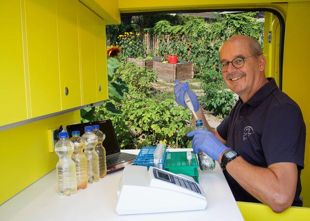 Dipl.-Ing. Peter Brückner untersucht eine Wasserprobe.