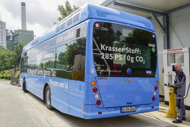 Wasserstoffbus beim betanken