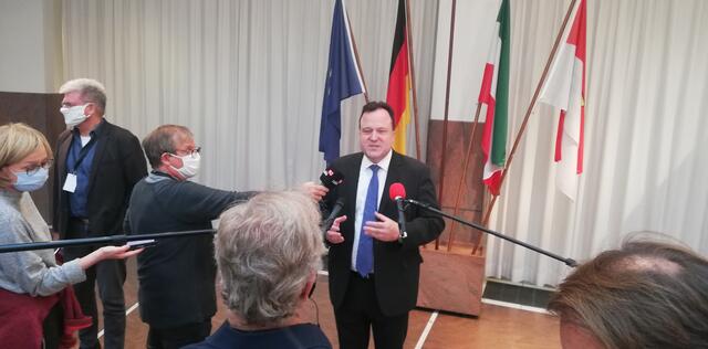 Bei 451.710 Wahlberechtigten zur Stichwahl habe es so viele Briefwähler wie nie zuvor gegeben, erklärte Dezernent Norbert Dahmen. Er sprach sich deshalb dafür aus, drei anstelle von zwei Wochen nach der Wahl erst eine Stichwahl durchzuführen. 