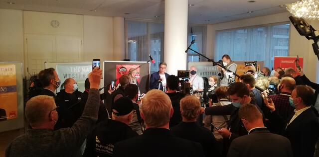 Von  Kameras umringt dankte Thomas Westphal allen, die ihn unterstützt haben.  