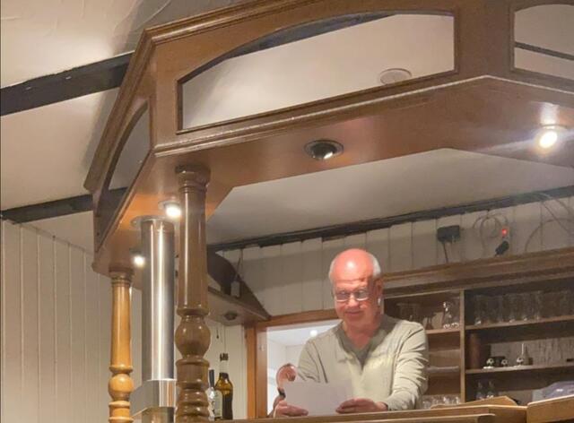 Geschäftsführer T. Sprenger verliest auf der JHV die Tagesordnung