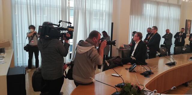 Schon vor der Auszählung der letzten Stimmbezirke erkannte CDU Kandidat Dr. Andreas Hollstein, dass er knapp unterlag und gratulierte der SPD zum Wahlsieg. 