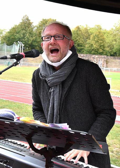 Das war eine gelungene Überraschung: Dieter Falk, Komponist des Musicals "Bethlehem", fand den Weg zur Probe im Gladbecker Stadion, studierte dort mit dem Chor ein Lied seines Werkes ein.