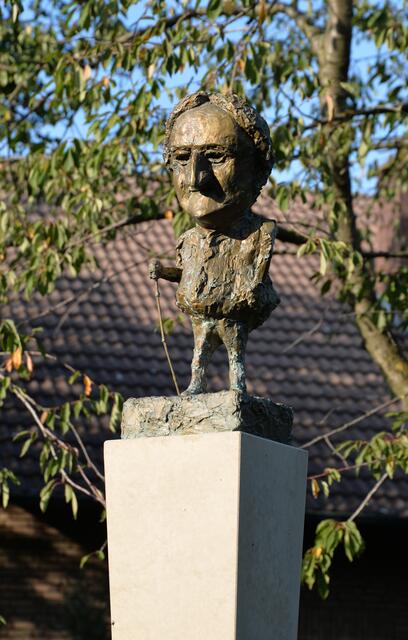 Am Rosssiniplatz im Stadtsfeld wurde die Rossini-Skulptur des Bildhauers Kastulus Wolf enthüllt.