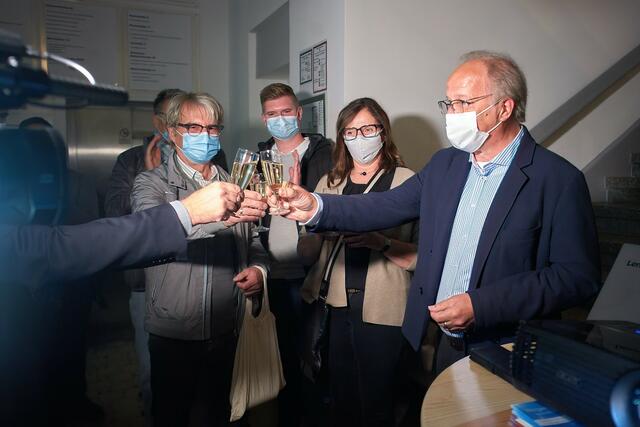 Ein Prosit auf den Gewinner: Der alte und neue Bürgermeister Dirk Glaser (r.), seine Frau Andrea Tiggelbeck-Glaser und Gerd Nörenberg (CDU).