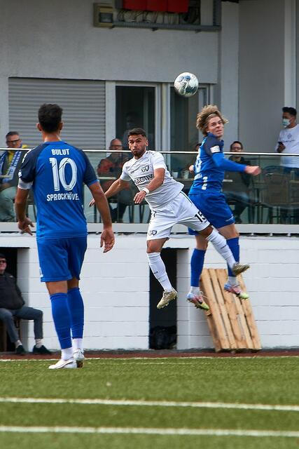 TSG-Kapitän Ibrahim Bulut (l.) beobachtet das Kopfballduell mit Lewin D'Hone (r.), der in der Nachspielzeit per Freistoß das Siegtor erzielte.