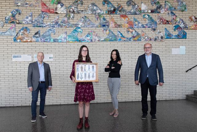 Vor dem Kunstwerk "Die Welle", die ebenfalls im Kunstunterricht von Claudia Lüke am Schalker Gymnasium entstand, stellten sich die stolzen Beteiligten an dem Projekt auf mit (von links) SPD MdB Markus Töns, der Preisträgerin Wiktoria Szczurek, Künstlerin und Kunstpädagogin Claudia Lüke sowie dem Schulleiter Wilhelm Derichs.