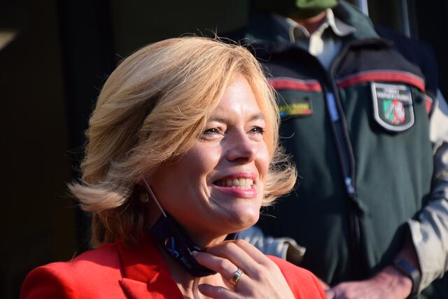 Bundesministerin Julia Klöckner war von der Waldschule beeindruckt.