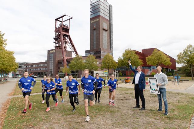Gemeinsam mit anderen Läufern machten sich Jan Fitschen und Annika Vössing auf eine 10km-Laufstrecke rund um die ehemalige Zeche Nordstern, den Unternehmenssitz des Titelsponsors Vivawest.