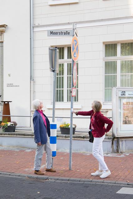 Woher die Meerstraße ihren Namen hat, erklärt Peter Hostermann in seinem Buch. Kerstin Runge ist für die Benennung der Straßen zuständig.