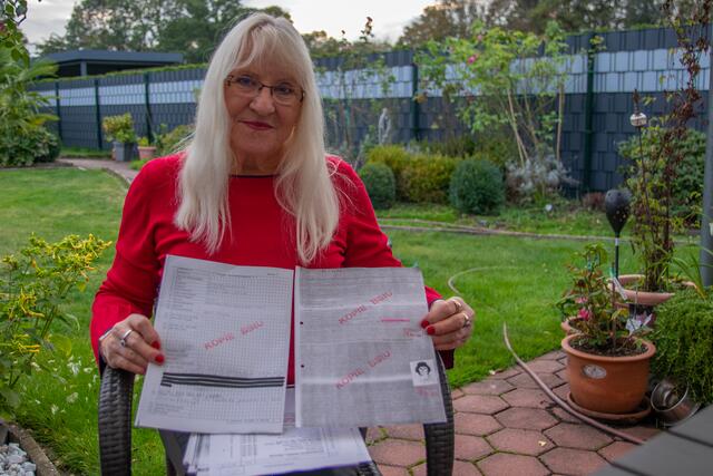 Eine Kopie ihrer Stasi Akte hat sich die heute 68jährige zusenden lassen