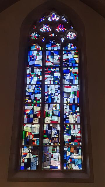 An der 75 Jahre zugemauerten Stelle in der Herz-Jesu-Kirche sorgt das neue Kirchenfenster für künstlerischen Glanz und mehr Helligkeit.
