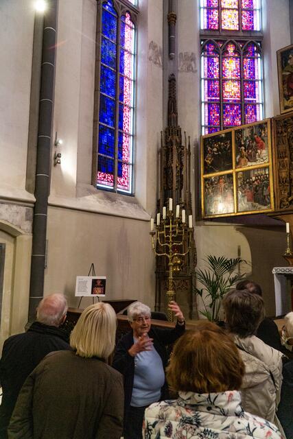 Maria Umbach inmitten einer Besuchergruppe aus Kleve.