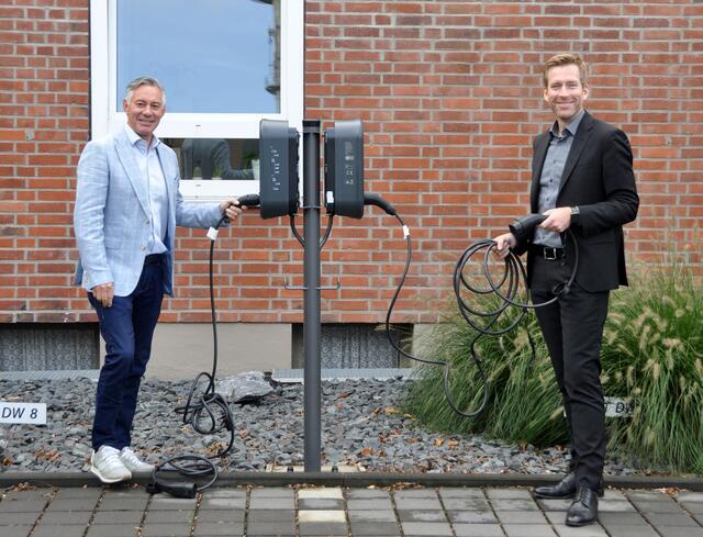 Die Geschäftsführer Karl Heinz Kinne und Sebastian Schwager an der Stromzapfsäule.