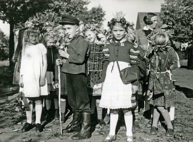 Erntedank um 1953: Diese Kinder in Westfalenmachen sich für den Erntedankzug bereit. Foto: LWL-Archiv/Risse