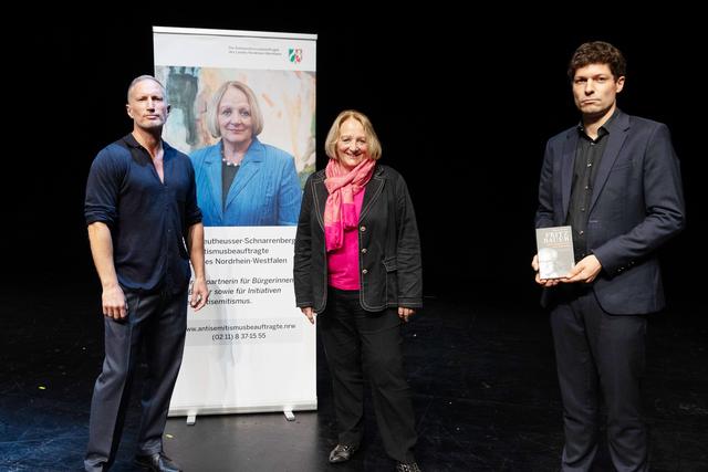 Benno Fürmann, Sabine Leutheusser-Schnarrenberger und Dr. Ronen Steinke diskutierten zwischen zwei Leseeinlagen über Antisemitismus gestern und heute.