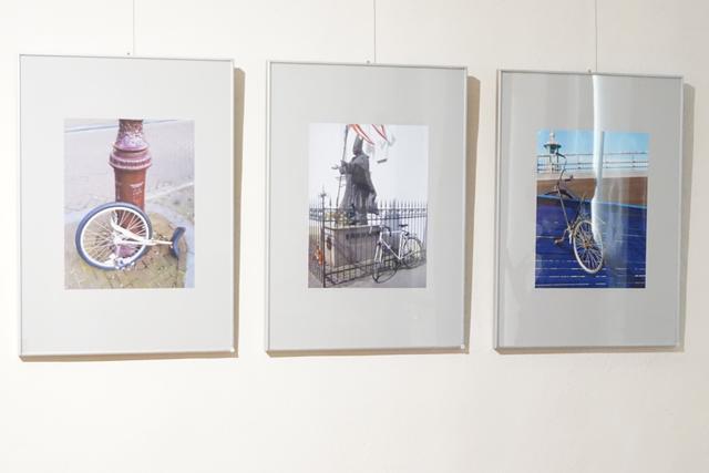 Fotos aus der Bildfolge „Fahrräder" von Tatiana Stroganova. Die Fotografin verknüpft den alltäglichen Gebrauchsgegenstand mit städtischer Umgebung.