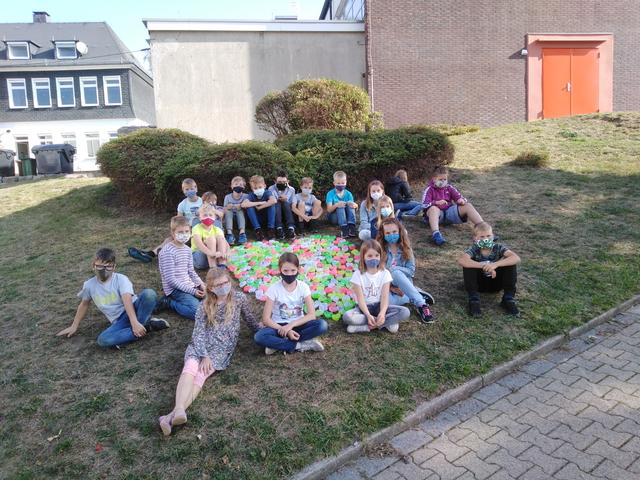 Dieses große Herz gefüllt mit Herzenswünschen der Schüler ist ebenfalls Teil des Projekts.