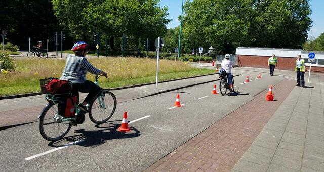 Die Teilnehmer durchfahren den Parcours unter Aufsicht und Anleitung von den polizeilichen Verkehrssicherheitsberatern. Foto: Polizei Essen/Mülheim