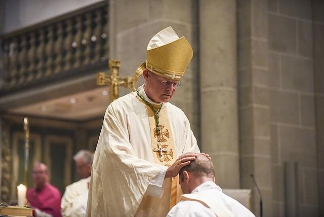 Daniel Baldus bei seiner Priesterweihe im Essener Dom.